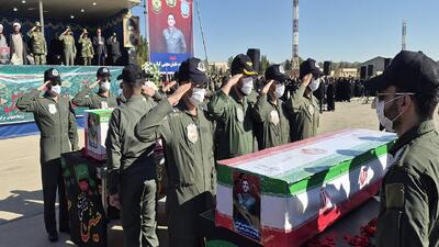  وداع باشکوه اصفهانی‌ها با شهدای هوانیروز/ پیکر خلبانان شهید بر دوش همرزمان تشییع شد