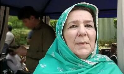  سقوط خواهر عمران خان در جوی آب +فیلم