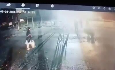 ببینید / یک بمب‌گذار انتحاری طالبان خود را در ایست بازرسی پاکستانی منفجر کرد