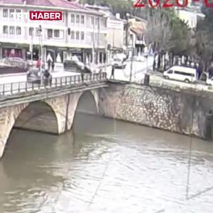  سقوط خودرو به داخل رودخانه پس از تصادف