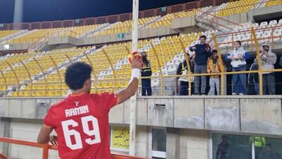  رامین رضاییان در پایان بازی با شمس آذر پیراهنش را به هواداری که بنر در دست داشت اهدا کرد