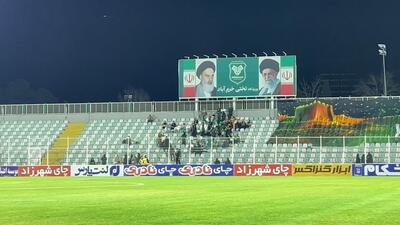  حضور تعدادی از هواداران خانم خیبری در ورزشگاه در حاشیه بازی با چادرملو