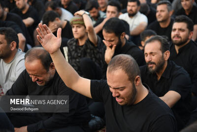  شکوه محفل سینه زنی زائران رضوی در نهمین سحر ماه رمضان