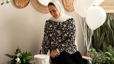  فیلم/خلاقیت منحصربفرد اوستا قناد اهوازی برای تزئین کیک تولد سوگل طهماسبی با گل های بابونه/ نگاهی به جشن تولد سوگل طهماسبی در کارگاه صنایع دستی اش