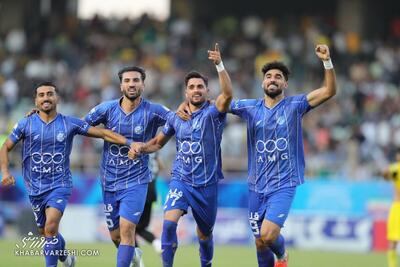  خوشحالی یک بازیکن از درگیری دو بازیکن با تجربه استقلال در تمرین