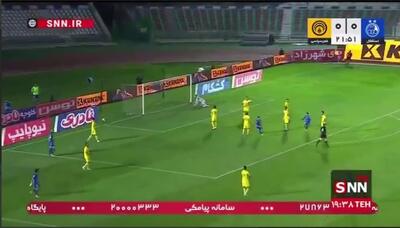  گل اول استقلال به فجر سپاسی توسط سعید سحرخیزان در دقیقه ۲۲ / استقلال ۱ - ۰ فجر سپاسی