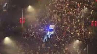  در چین، جمعیت 300 هزار نفری راه را برای عبور آمبولانس باز کردند