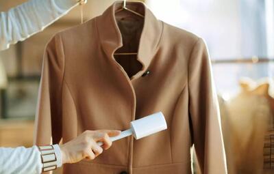  آموزش روش های ساده برای از بین بردن پرز از روی پالتو و کت فوتر