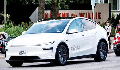  روبو تاکسی تسلا  از  رقبا  عقب ماند