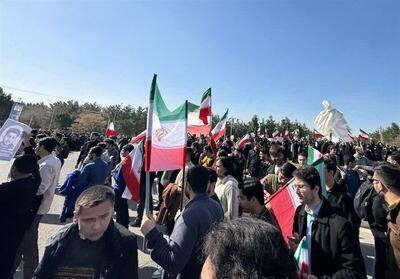  تجمع دانشجویان دانشگاه فردوسی مشهد در پی حمله آمریکایی - اسرائیلی (۹ اسفند ۱۴۰۴) + فیلم