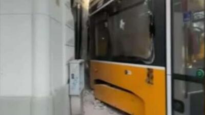  در میلان، یک تراموا از ریل خارج شد و به یک ساختمان برخورد کرد