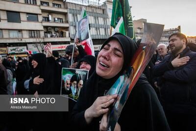  تصاویر تجمع سوگواران رهبر شهید انقلاب در مقابل دانشگاه تهران