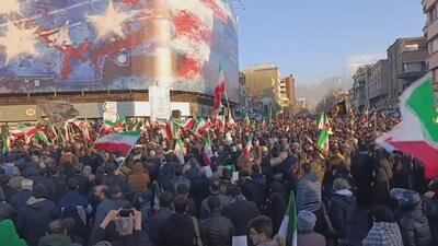  سیل جمعیت عزاداران رهبر انقلاب در میدان انقلاب تهران