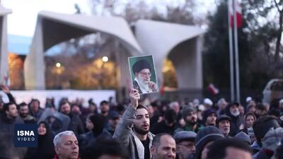  ویدیو/ تجمع سوگواران رهبر شهید انقلاب در مقابل دانشگاه تهران
