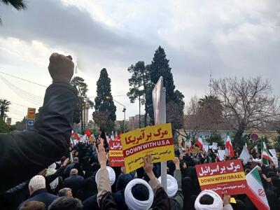  شیراز یکپارچه عزا و ماتم شد/ پرچم عزا جایگزین پرچم گنبدحرم مطهر شد