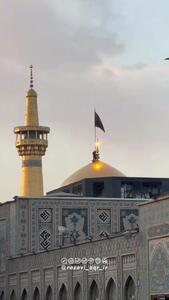  پرچم گنبد حرم امام رضا(ع) به رنگ عزا درآمد+ فیلم