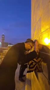 گریه خادمان هنگام تعویض پرچم امام رضا(ع) + فیلم