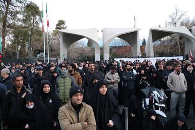  سوگواری مردم تهران پس از اعلام شهادت رهبر انقلاب