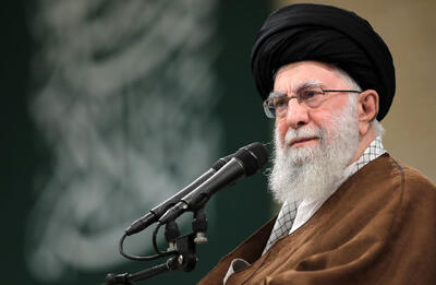  رهبر انقلاب استوار و محکم در حال فرماندهی میدان هستند