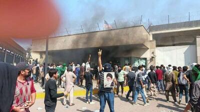  در پی ترور آیت الله خامنه‌ای، طرفداران رهبر ایران سفارت آمریکا در پاکستان را به آتش کشیدند.