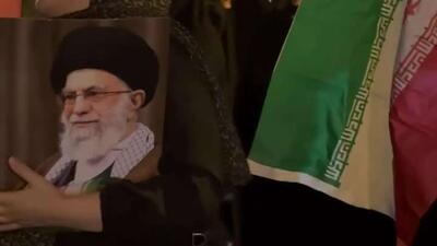  عزاداری مردم در میدان انقلاب تهران در پی جان باختن آیت الله خامنه ای