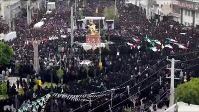  تصاویر هوایی حضور گسترده مردم میناب در تشییع دانش‌آموزان شهید