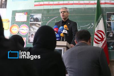  تصاویر/ برگزاری نشست خبری سخنگوی وزارت خارجه در مدرسه‌ای آسیب دیده از حملات به تهران