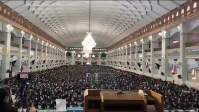  سیل حضور مردم در صحن مصلی اعظم امام خمینی(ره) تبریز / ای رهبر شهیدم راهت ادامه دارد + فیلم
