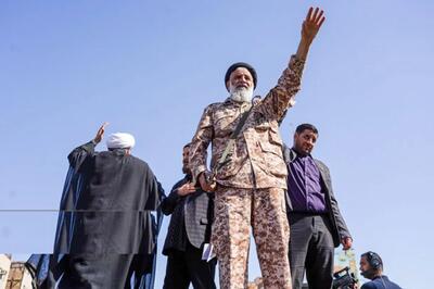  نماز میت خواندن امام جمعه اهواز با لباس نظامی و سلاح بر گردن (عکس)