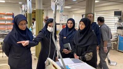  عیادت رئیس سازمان محیط زیست از مجروحان حملات اخیر در بیمارستان فیروزگر تهران