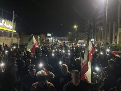  اجتماع عظیم مردمی در پی شهادت رهبر شهید انقلاب در چهارراه هفت تیر کرج/ حضور گسترده شهروندان در مراسم چهارمین شب+ فیلم