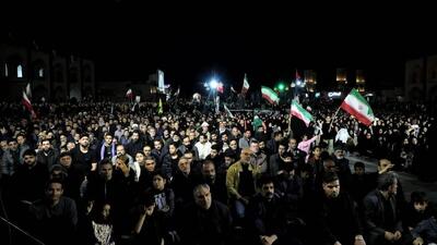  گزارش خبرنگار SNNTV از حضور باشکوه مردم در اجتماع میدان ونک تهران/علاوه بر مردم، کادر درمان نیز با لباس رزم خود در جمعیت حضور دارند + فیلم