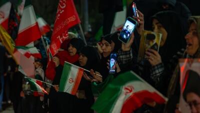  خراسان دیشب بیدار تر از همیشه بود / گزارش خبرنگار SNNTV از تجمعات پرشور شب گذشته مشهدی ها در نقاط مختلف این شهر