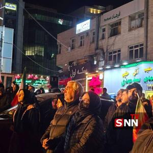  حضور ابراهیم حاتمی کیا در راهپیمایی خروش مردم علیه متجاوزان به ایران + عکس