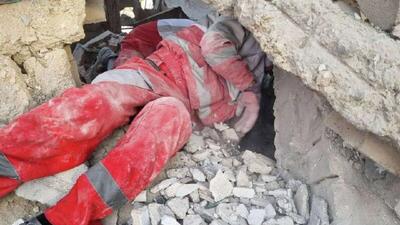  روایت امدادگر هلال احمر از لحظات نفس‌گیر نجات 4 نفر از ساختمان فروریخته