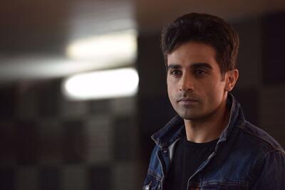  در پیشگاه او، که خود ایران بود، سر  تعظیم فرود می‌آورم