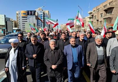  راهپیمایی دانشگاهیان دانشگاه آزاد به یاد رهبر شهید انقلاب - تسنیم