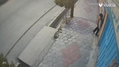  واکنش پسر نوجوان در خیابان هنگام دیدن تصویر رهبر شهید انقلاب