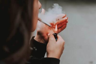  چرا دختران سیگار میکشند؟