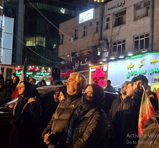  حضور ابراهیم حاتمی‌کیا در راهپیمایی علیه متجاوزان به ایران +عکس