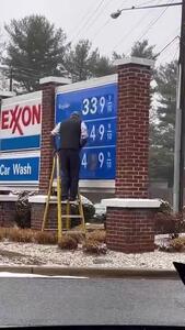  ببینید| روزنامه‌نگار آمریکایی: قیمت بنزین در آمریکا به‌صورت ساعتی در حال افزایش است