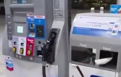  ویدیویی جدید از یک شهروند آمریکایی در پمپ بنزینی در ایالت کالیفرنیا که با نمایش قیمت ۵ دلاری هر گالن بنزین، از افزایش قیمت سوخت به دلیل جنگ با ایران بسیار شاکی است!