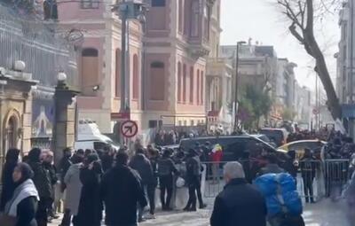  تجمع شهروندان ترکیه مقابل سرکنسولگری جمهوری اسلامی ایران در استانبول در محکومیت تهاجم رژیم صهیونیستی و آمریکا