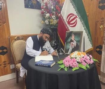  ذبیح الله مجاهد دفتر یادبود شهدای جنگ را امضا کرد