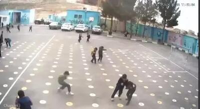  تصاویر دوربین مداربسته از حمله نزدیک به مدرسه پسرانه در قزوین