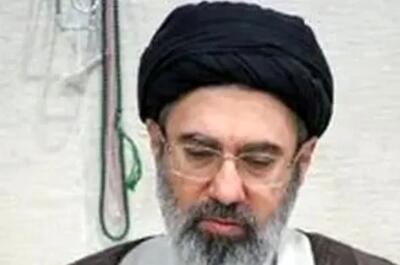  سیدمجتبی خامنه‌ای، فرزند رهبر انقلاب در ۱۲ سالگی در کنار پدر