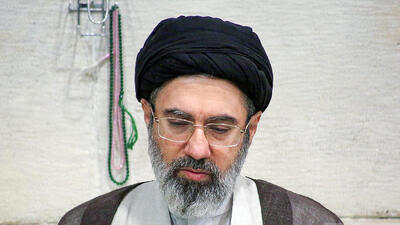  عکس کفش های  اسپورت مجتبی خامنه‌ای در یک مراسم ! + قیمت کفش و مارکش