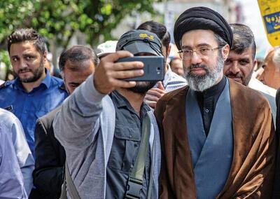  سیدمجتبی خامنه‌ای، فرزند رهبر انقلاب در 12 سالگی در کنار پدر