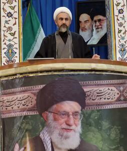  امام جمعه ایلام: انتقام خون رهبر شهید را می‌گیریم / این پرچم بر زمین نمی ماند
