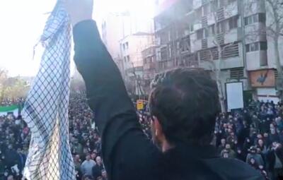  هادی قاسمی؛ مسئول سازمان بسیج دانشجویی کشور: چفیه دور گردن آقا معنی داشت؛ الآن وقتشه که چفیه رو از گردنتون باز کنید به کمرتون ببندید...